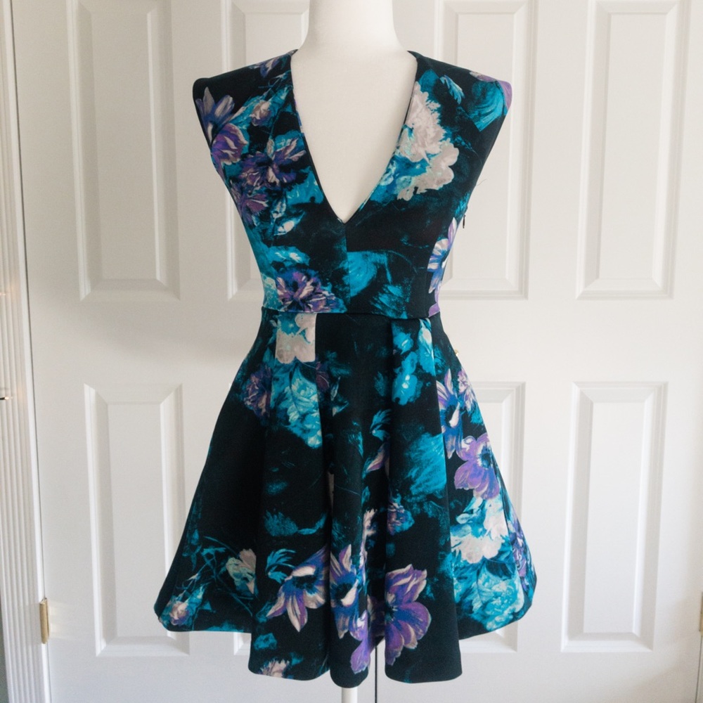 Guess Fit n’ Flare Dress
